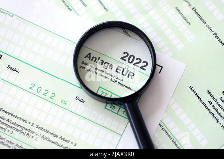 Anlage EUR - German 2022 Gewinn- und Verlustrechnung und Lupe aus nächster Nähe. Das Konzept der Besteuerung und Buchhalter Papierkram Deutschland und Europa Stockfoto