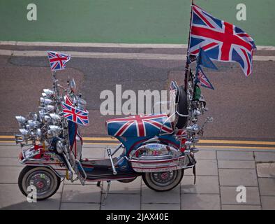 Ein Mod-Roller parkte an der Küste von Brighton, England Stockfoto