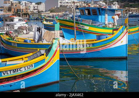 Traditionelle bunt bemalte Fischerboote, bekannt als Luzzus, im Hafen von Marsaxlokk, Malta Stockfoto