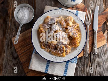 Traditionelles Kaiserschmarrn frisch und hausgemacht auf Holztisch zubereitet Stockfoto