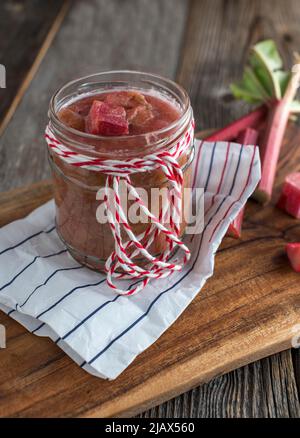 Rhabarberkompott frisch und hausgemacht in einem Glasglas zubereitet Stockfoto