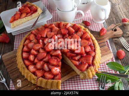 Erdbeerkuchen auf Holzküchentisch Stockfoto