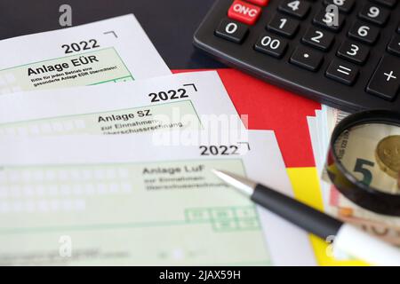 Deutsche verschiedene Steuererklärungen Blankoformulare - Anlage EUR, Anlage SZ und Anlage LUF. Dokumente liegen bei Taschenrechner, Stift und europäischen Geldrechnungen Stockfoto