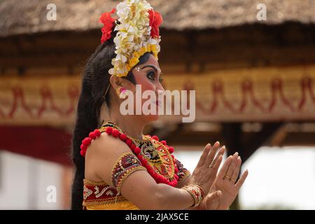 Bali, Indonesien - 28. Aug. 2019: Eine Frau in traditionellen Kostümen, führt alte balinesische Tanztradition, die Teil der religiösen und eine ist Stockfoto