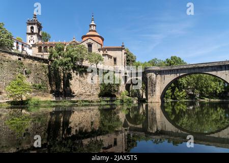 Blick auf die historische Stadt Amarante in Portugal mit der St. Goncalo Kirche am Tamega Fluss und Sao Goncalo Bidge Stockfoto