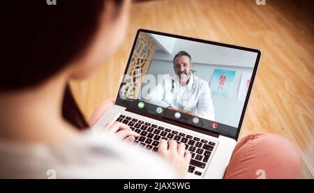 Asiatische Frau Beratung mit kaukasischen reifen männlichen Arzt auf Videoanruf über Laptop Stockfoto