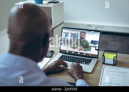 afroamerikanische Geschäftsleute mit Online-Treffen über Laptop im Büro Stockfoto