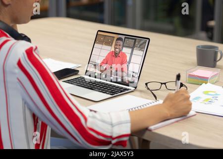 Geschäftskollegen, die Strategien planen, während Videokonferenzen über einen Laptop im Büro abgehalten werden Stockfoto