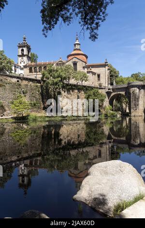 Blick auf die historische Stadt Amarante in Portugal mit der St. Goncalo Kirche am Tamega Fluss und Sao Goncalo Bidge Stockfoto