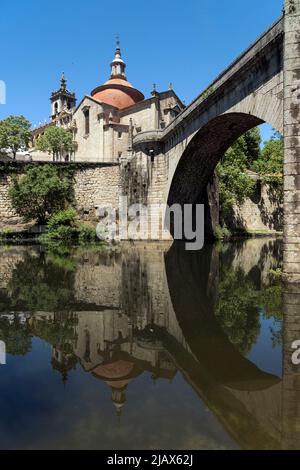 Blick auf die historische Stadt Amarante in Portugal mit der St. Goncalo Kirche am Tamega Fluss und Sao Goncalo Bidge Stockfoto
