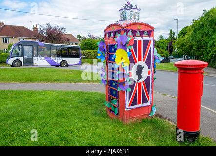 Chippenham, Wiltshire, Großbritannien. 1.. Juni 2022. Einen Tag vor Beginn des langen Feiertagswochenendes wird in Chippenham, Wiltshire, eine Telefonbox zur Feier des Platin-Jubiläums der Königin abgebildet. Quelle: Lynchpics/Alamy Live News Stockfoto