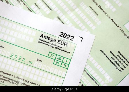 Anlage EUR - Deutsche Gewinn- und Verlustrechnung 2022 und Vermögensliste oder Working Capital Statement close up. Das Konzept der Besteuerung und Buchhalter paperw Stockfoto