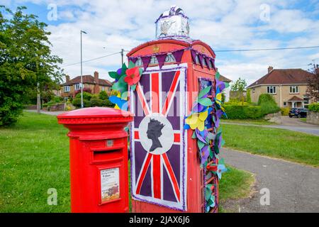 Chippenham, Wiltshire, Großbritannien. 1.. Juni 2022. Einen Tag vor Beginn des langen Feiertagswochenendes wird in Chippenham, Wiltshire, eine Telefonbox zur Feier des Platin-Jubiläums der Königin abgebildet. Quelle: Lynchpics/Alamy Live News Stockfoto