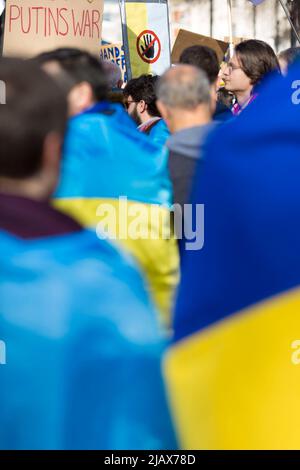 Die Teilnehmer treffen sich während des ‘Standes mit der Ukraine!’ Protest zur Unterstützung des Landes in der Nähe der Downing Street im Zentrum von London. Stockfoto