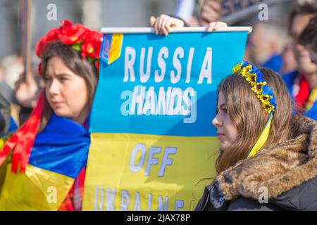 Die Teilnehmer treffen sich während des ‘Standes mit der Ukraine!’ Protest zur Unterstützung des Landes in der Nähe der Downing Street im Zentrum von London. Stockfoto