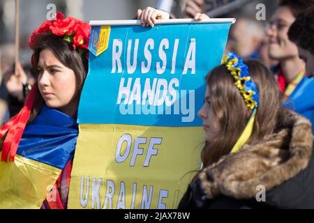 Die Teilnehmer treffen sich während des ‘Standes mit der Ukraine!’ Protest zur Unterstützung des Landes in der Nähe der Downing Street im Zentrum von London. Stockfoto