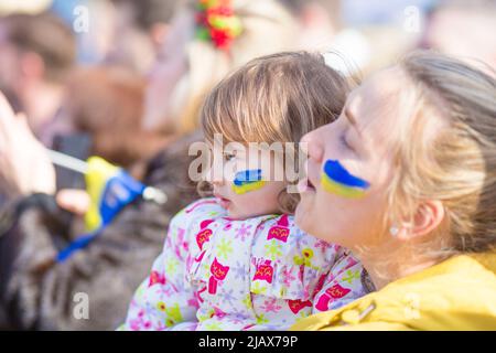 Die Teilnehmer treffen sich während des ‘Standes mit der Ukraine!’ Protest zur Unterstützung des Landes in der Nähe der Downing Street im Zentrum von London. Stockfoto