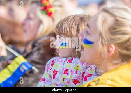 Die Teilnehmer treffen sich während des ‘Standes mit der Ukraine!’ Protest zur Unterstützung des Landes in der Nähe der Downing Street im Zentrum von London. Stockfoto