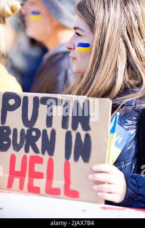 Die Teilnehmer treffen sich während des ‘Standes mit der Ukraine!’ Protest zur Unterstützung des Landes in der Nähe der Downing Street im Zentrum von London. Stockfoto