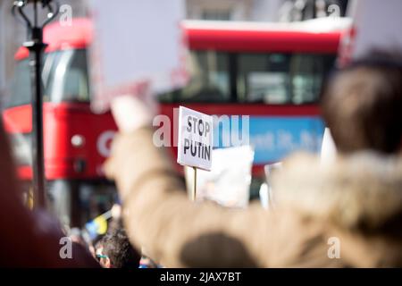 Die Teilnehmer treffen sich während des ‘Standes mit der Ukraine!’ Protest zur Unterstützung des Landes in der Nähe der Downing Street im Zentrum von London. Stockfoto