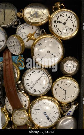 Eine Auswahl an Vintage-Uhren zum Verkauf in einem Antiquitätengeschäft in Santa Fe, New Mexico. Stockfoto