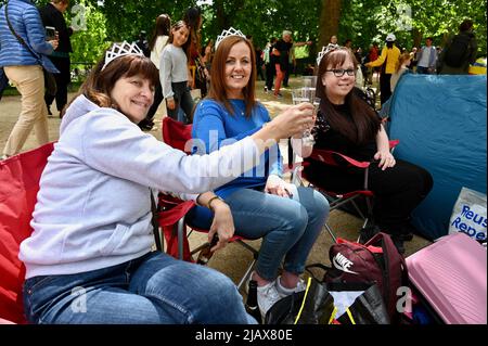 London, Großbritannien. 1. Juni 2022. Fans der Queen versammelten sich heute in der Mall, um einen Platz für ihre Zelte in der Nähe des Buckingham Palace zu reservieren. Sie alle schienen begeistert, das Platin-Jubiläum zu feiern, das vom 2.. Bis 5.. Juni 2022 stattfindet. Kredit: michael melia/Alamy Live Nachrichten Stockfoto