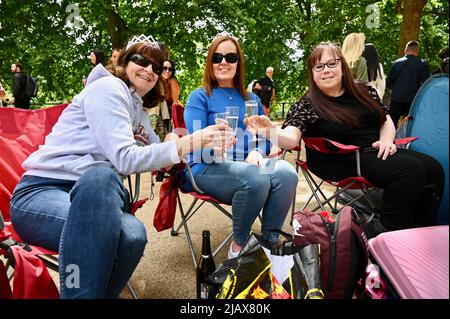 London, Großbritannien. 1. Juni 2022. Fans der Queen versammelten sich heute in der Mall, um einen Platz für ihre Zelte in der Nähe des Buckingham Palace zu reservieren. Sie alle schienen begeistert, das Platin-Jubiläum zu feiern, das vom 2.. Bis 5.. Juni 2022 stattfindet. Kredit: michael melia/Alamy Live Nachrichten Stockfoto