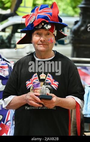 London, Großbritannien. 1. Juni 2022. Royalist John Loughrey. Fans der Queen versammelten sich heute in der Mall, um einen Platz für ihre Zelte in der Nähe des Buckingham Palace zu reservieren. Sie alle schienen begeistert, das Platin-Jubiläum zu feiern, das vom 2.. Bis 5.. Juni 2022 stattfindet. Kredit: michael melia/Alamy Live Nachrichten Stockfoto