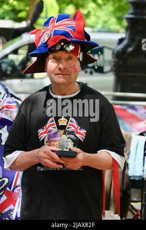 London, Großbritannien. 1. Juni 2022. Royalist John Loughrey. Fans der Queen versammelten sich heute in der Mall, um einen Platz für ihre Zelte in der Nähe des Buckingham Palace zu reservieren. Sie alle schienen begeistert, das Platin-Jubiläum zu feiern, das vom 2.. Bis 5.. Juni 2022 stattfindet. Kredit: michael melia/Alamy Live Nachrichten Stockfoto