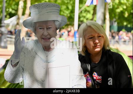 London, Großbritannien. 1. Juni 2022. Maria Scott. Fans der Queen versammelten sich heute in der Mall, um einen Platz für ihre Zelte in der Nähe des Buckingham Palace zu reservieren. Sie alle schienen begeistert, das Platin-Jubiläum zu feiern, das vom 2.. Bis 5.. Juni 2022 stattfindet. Kredit: michael melia/Alamy Live Nachrichten Stockfoto