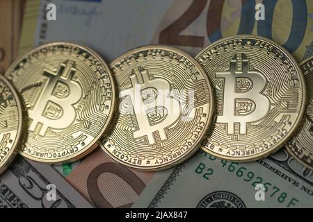 Bitcoin auf Dollar- und Euro-Banknoten. Digitales Geld und Papiergeld, Wechselwährungskonzept. Blockchain-Technologie Stockfoto