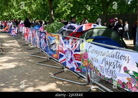 London, Großbritannien. 1. Juni 2022. Königliches Lager. Fans der Queen versammelten sich heute in der Mall, um einen Platz für ihre Zelte in der Nähe des Buckingham Palace zu reservieren. Sie alle schienen begeistert, das Platin-Jubiläum zu feiern, das vom 2.. Bis 5.. Juni 2022 stattfindet. Kredit: michael melia/Alamy Live Nachrichten Stockfoto