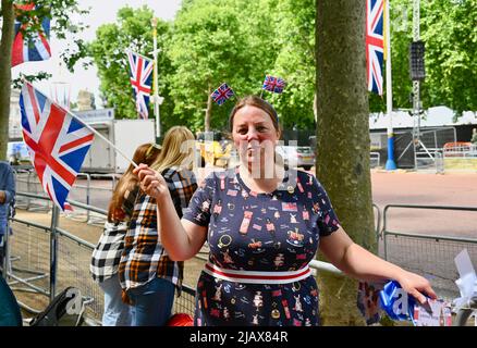 London, Großbritannien. 1. Juni 2022. Fans der Queen versammelten sich heute in der Mall, um einen Platz für ihre Zelte in der Nähe des Buckingham Palace zu reservieren. Sie alle schienen begeistert, das Platin-Jubiläum zu feiern, das vom 2.. Bis 5.. Juni 2022 stattfindet. Kredit: michael melia/Alamy Live Nachrichten Stockfoto
