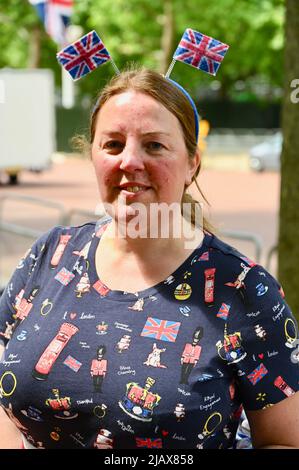 London, Großbritannien. 1. Juni 2022. Fans der Queen versammelten sich heute in der Mall, um einen Platz für ihre Zelte in der Nähe des Buckingham Palace zu reservieren. Sie alle schienen begeistert, das Platin-Jubiläum zu feiern, das vom 2.. Bis 5.. Juni 2022 stattfindet. Kredit: michael melia/Alamy Live Nachrichten Stockfoto