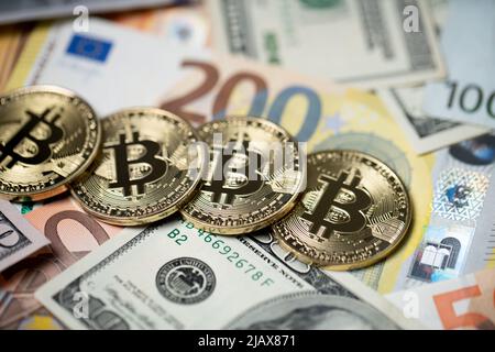 Bitcoin auf 200-Euro-Banknoten und 100-Dollar-Scheinen. Tausch Krypto-Währung mit Euro- und Dollar-Konzept, Handel mit digitalen Vermögenswerten Stockfoto