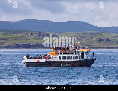 Staffa Sighseeing Tours Boot auf dem Weg auf Sound of Mull mit einem vollen Schiff von Touristen, Mai 2022. Stockfoto