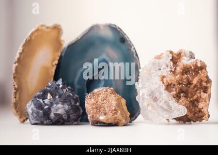 Großer blauer Kristall aus Achat- und Druse-Kristallen, Querschnitt isoliert auf weißem Hintergrund. Natürliche transluzente Kristallachat-Oberfläche, Sammlung von m Stockfoto