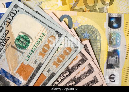 Euro- und Dollar-Banknoten, 200 Euro neben fünfzig und 100 Dollar-Scheinen. Exchange USD und EUR Konzept Stockfoto