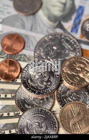 Halbe Dollar-Scheine auf fünfzig und einhundert Dollar-Scheinen. USA Währung Münzen und Papiergeld. Konzept für die Bezahlung von Rechnungen Stockfoto