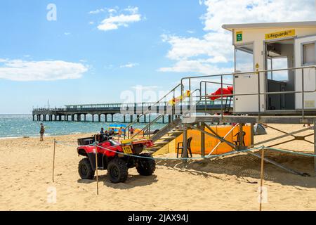 Boscombe, Bournemouth, Dorset, Großbritannien, 1.. Juni 2022, Wetter. Der erste Tag des meteorologischen Sommers strahlender Sonnenschein am Strand in der Nähe der Rettungsschwimmerstation und des Piers. Stockfoto