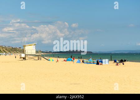 Boscombe, Bournemouth, Dorset, Großbritannien, 1.. Juni 2022, Wetter. Der erste Tag des meteorologischen Sommers sieht auf und ab Temperaturen am Strand, wenn heller Sonnenschein mit dunklen Wolken und einer kühlen Meeresbrise konkurriert. Die Feiertage des Platinum Jubilee in den nächsten zwei Tagen werden voraussichtlich etwas wärmer werden. Kredit: Paul Biggins/Alamy Live Nachrichten Stockfoto