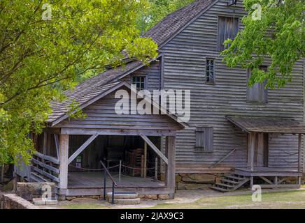 Raleigh, North Carolina, USA - 1. Mai 2022: Das historische Yates Grist und Sägewerk. Stockfoto