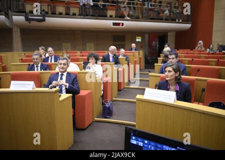 Frankreichs Innenminister Gerald Darmanin sitzt vor dem Beginn seiner Anhörung zusammen mit dem Sportminister vor dem französischen Senatsausschuss für Recht und Kultur zur Störung im Stade de France während des Champions-League-Finales am 1. Juni 2022 in Paris, Frankreich. Das Chaos vor dem Stade de France-Stadion, in dem Tausende von Liverpools Fans mit Tickets zu kämpfen hatten und die Polizei mit Tränengas reagierte, warf Fragen über die Kapazität von Paris auf, die Olympischen Spiele 2024 auszurichten. Das Chaos vor dem Stade de France-Stadion vor dem Spiel, bei dem es Tausende gab Stockfoto