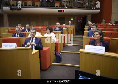 Frankreichs Innenminister Gerald Darmanin sitzt vor dem Beginn seiner Anhörung zusammen mit dem Sportminister vor dem französischen Senatsausschuss für Recht und Kultur zur Störung im Stade de France während des Champions-League-Finales am 1. Juni 2022 in Paris, Frankreich. Das Chaos vor dem Stade de France-Stadion, in dem Tausende von Liverpools Fans mit Tickets zu kämpfen hatten und die Polizei mit Tränengas reagierte, warf Fragen über die Kapazität von Paris auf, die Olympischen Spiele 2024 auszurichten. Das Chaos vor dem Stade de France-Stadion vor dem Spiel, bei dem es Tausende gab Stockfoto