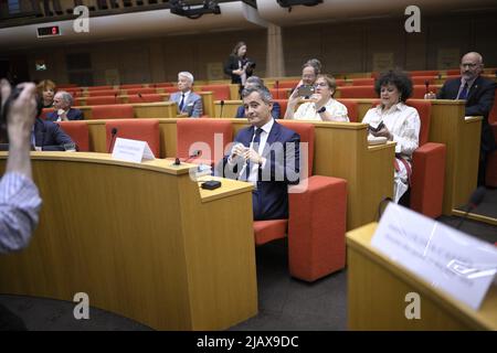 Frankreichs Innenminister Gerald Darmanin sitzt vor dem Beginn seiner Anhörung zusammen mit dem Sportminister vor dem französischen Senatsausschuss für Recht und Kultur zur Störung im Stade de France während des Champions-League-Finales am 1. Juni 2022 in Paris, Frankreich. Das Chaos vor dem Stade de France-Stadion, in dem Tausende von Liverpools Fans mit Tickets zu kämpfen hatten und die Polizei mit Tränengas reagierte, warf Fragen über die Kapazität von Paris auf, die Olympischen Spiele 2024 auszurichten. Das Chaos vor dem Stade de France-Stadion vor dem Spiel, bei dem es Tausende gab Stockfoto