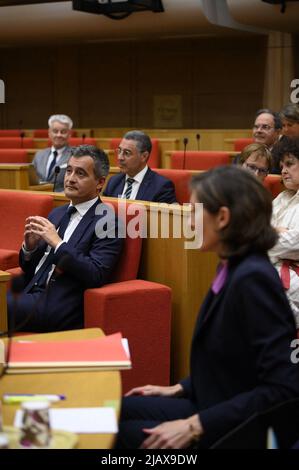 Frankreichs Innenminister Gerald Darmanin sitzt vor dem Beginn seiner Anhörung zusammen mit dem Sportminister vor dem französischen Senatsausschuss für Recht und Kultur zur Störung im Stade de France während des Champions-League-Finales am 1. Juni 2022 in Paris, Frankreich. Das Chaos vor dem Stade de France-Stadion, in dem Tausende von Liverpools Fans mit Tickets zu kämpfen hatten und die Polizei mit Tränengas reagierte, warf Fragen über die Kapazität von Paris auf, die Olympischen Spiele 2024 auszurichten. Das Chaos vor dem Stade de France-Stadion vor dem Spiel, bei dem es Tausende gab Stockfoto