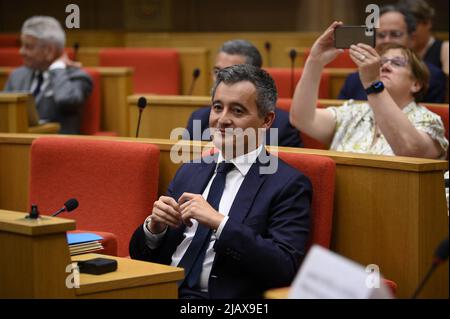 Frankreichs Innenminister Gerald Darmanin sitzt vor dem Beginn seiner Anhörung zusammen mit dem Sportminister vor dem französischen Senatsausschuss für Recht und Kultur zur Störung im Stade de France während des Champions-League-Finales am 1. Juni 2022 in Paris, Frankreich. Das Chaos vor dem Stade de France-Stadion, in dem Tausende von Liverpools Fans mit Tickets zu kämpfen hatten und die Polizei mit Tränengas reagierte, warf Fragen über die Kapazität von Paris auf, die Olympischen Spiele 2024 auszurichten. Das Chaos vor dem Stade de France-Stadion vor dem Spiel, bei dem es Tausende gab Stockfoto