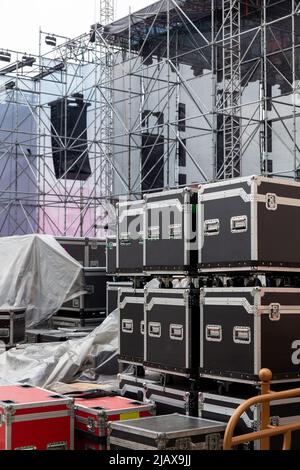 Boxen für musikalische Ausrüstung. Transportkoffer. Boxen für Konzertausrüstung. Organisation der Parteien. Behälter auf Rädern. Technik für Konzerte. Fall f Stockfoto