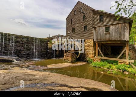 Raleigh, North Carolina, USA - 1. Mai 2022: Die historische Yates-Mühle, die noch heute in Betrieb ist und über 200 Jahre alt ist, befindet sich in Wake County Stockfoto