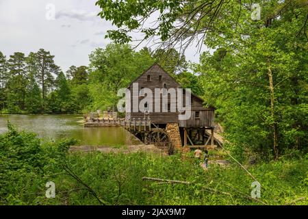Raleigh, North Carolina, USA - 1. Mai 2022: Die historische Yates-Mühle, die noch heute in Betrieb ist und über 200 Jahre alt ist, befindet sich in Wake County Stockfoto